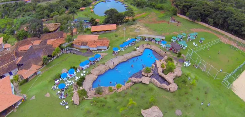 Vista aérea das piscinas e do gramado da fazenda