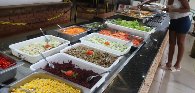 Travessas do almoço mineiro