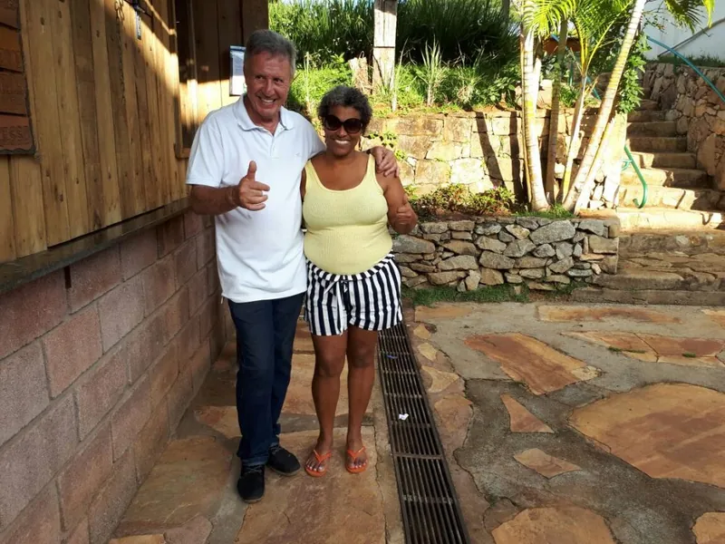 Casal de visitantes no jardim de pedra