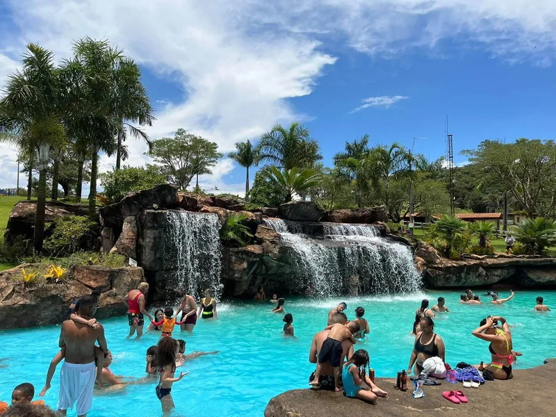 Piscina de cascata num domingo de sol