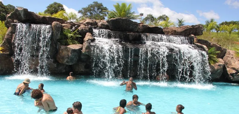 Quedas d’água da piscina de cascata com banhistas