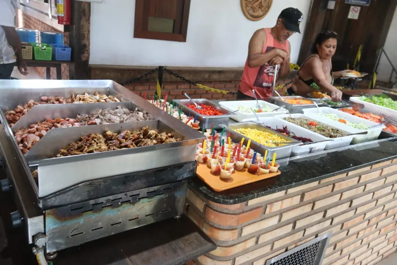Bancada de carnes e quitutes do almoço