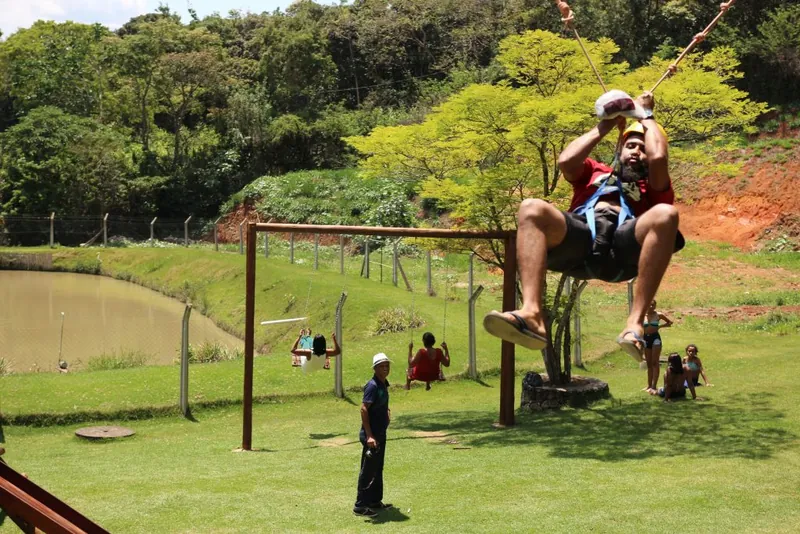 Brincadeira de corda no meio do gramado