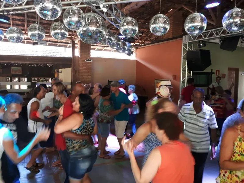 Salão cheio dançando com música ao vivo