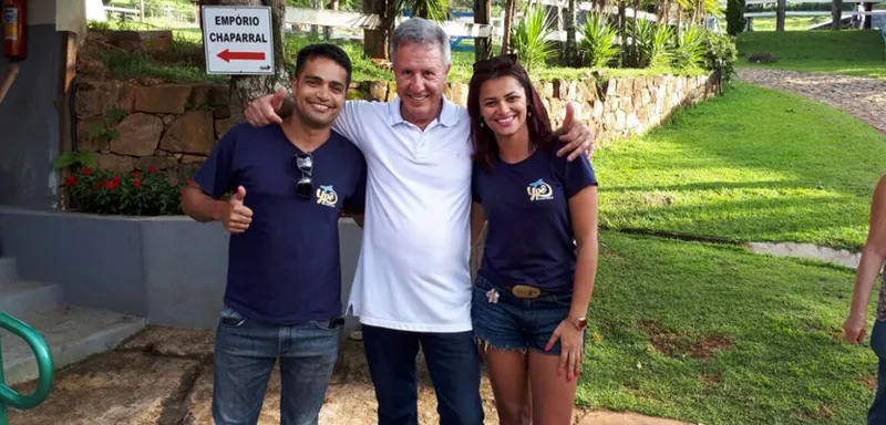 Visitantes na frente do Empório Chaparral