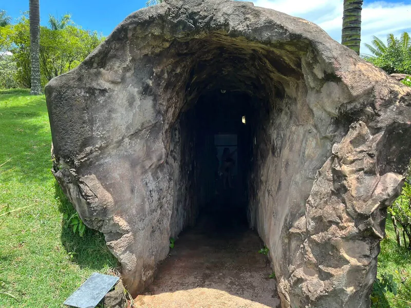 Gruta de pedra no jardim