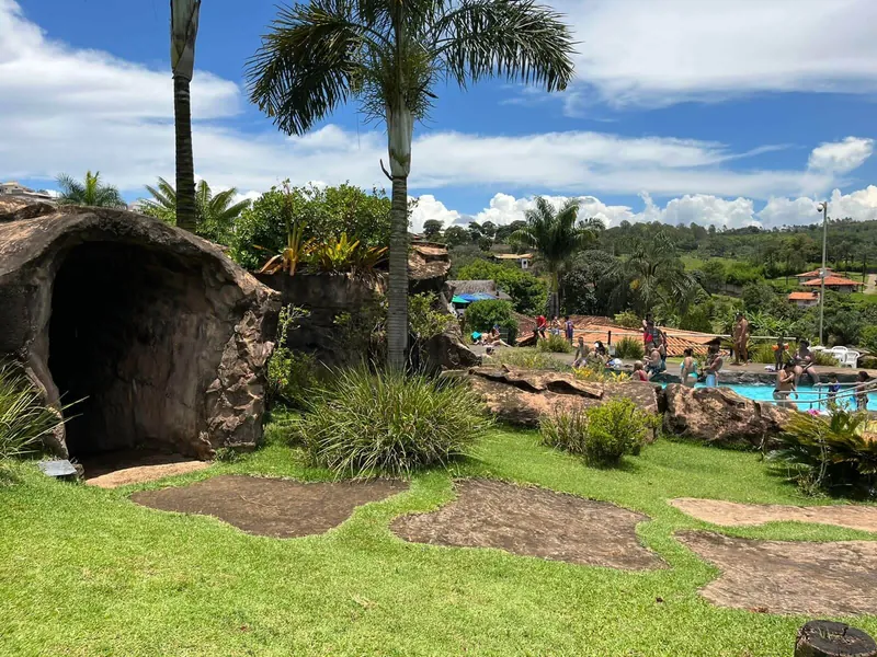 Jardim com gruta e caminhos de pedra