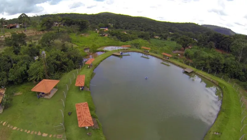 Lago de pesca visto do alto, com as montanhas ao fundo