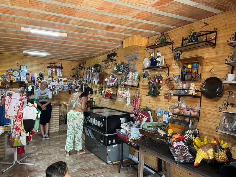 Loja do empório com queijos, doces e produtos da fazenda