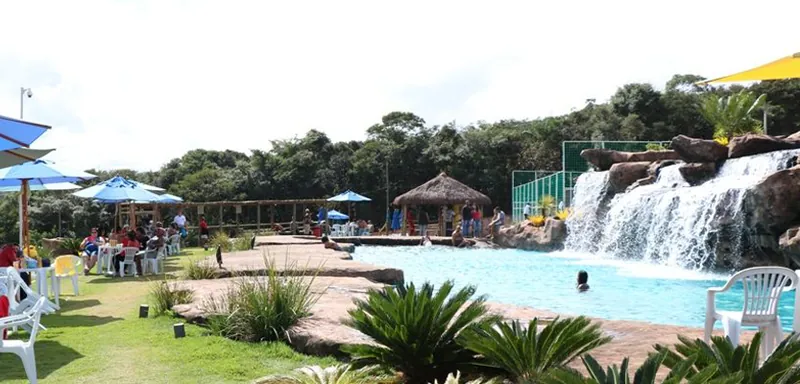 Piscina de cascata vista do gramado