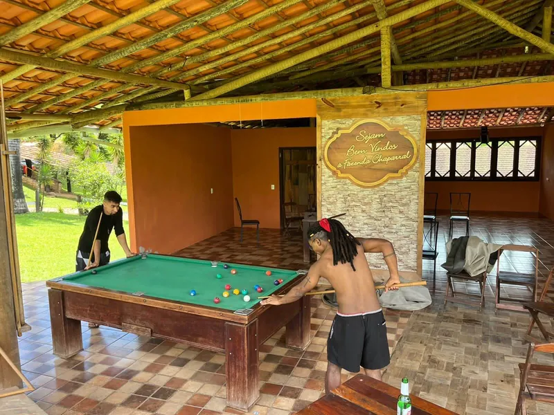 Salão de jogos com mesa de sinuca