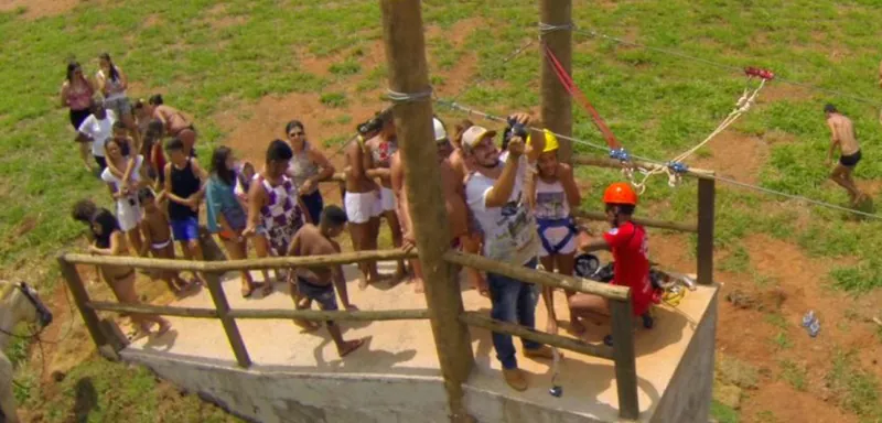 Grupo na plataforma da tirolesa