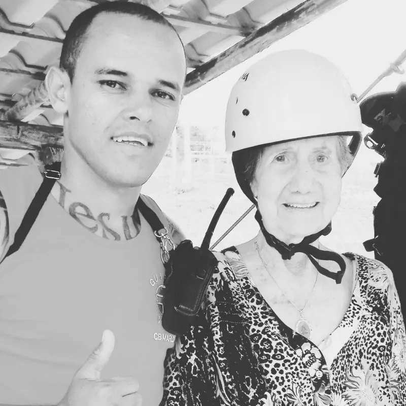 Visitantes sorrindo depois da tirolesa